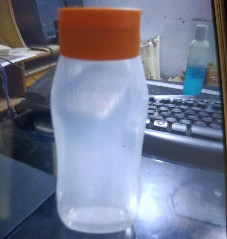 200 ml sauce bottle with flip top valve cap
